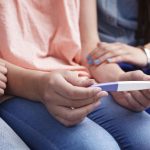 Maternité adolescente en Belgique : distinguer mamans épanouies et en difficulté