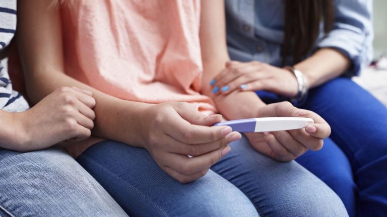 Maternité adolescente en Belgique : distinguer mamans épanouies et en difficulté