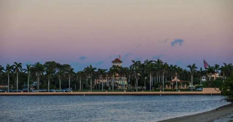 Les démocrates gagnent une élection dans la circonscription de Mar-a-Lago, un revers pour le clan Trump