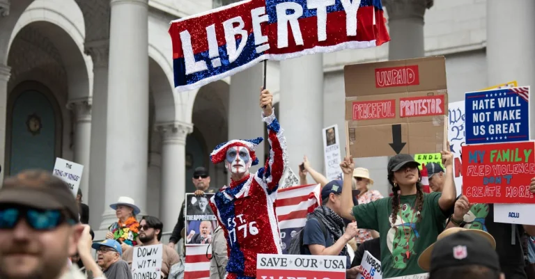Mobilisation record aux États-Unis contre Trump : « Un menteur pathologique » dénoncé.