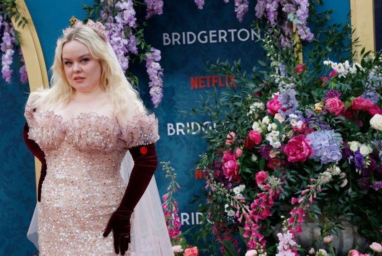 Nicola Coughlan (« Bridgerton ») exprime sa lassitude face aux commentaires sur son poids : « C’est barbant… »