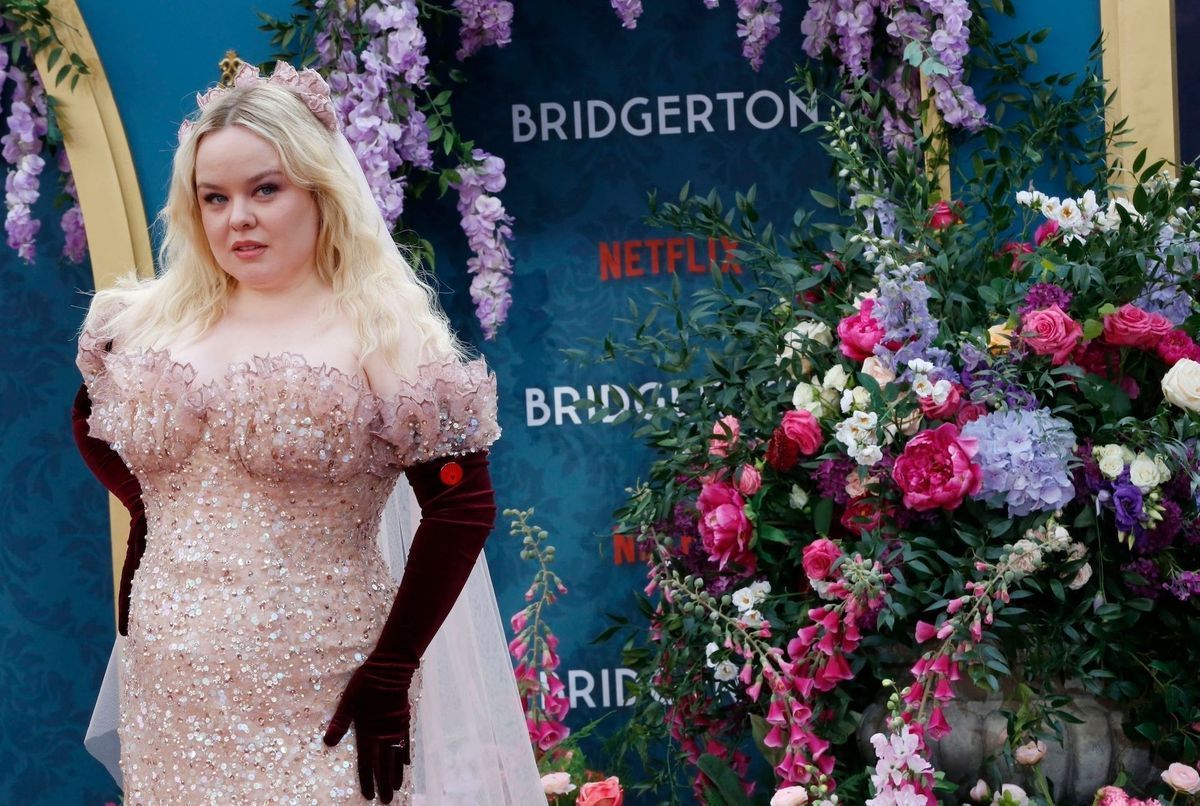 Nicola Coughlan (« Bridgerton ») exprime sa lassitude face aux commentaires sur son poids : « C’est barbant… »