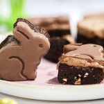 Brownies de Pâques aux deux chocolats en forme de lapins