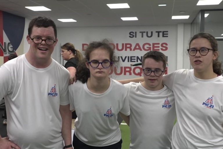 Quatre jeunes atteints de trisomie 21 gravissent un sommet et le nomment Pic 21