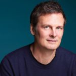 Christophe Galfard : "La vulgarisation traduit un langage en histoires" - RTBF Actus