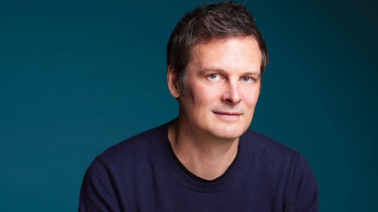 Christophe Galfard : "La vulgarisation traduit un langage en histoires" - RTBF Actus