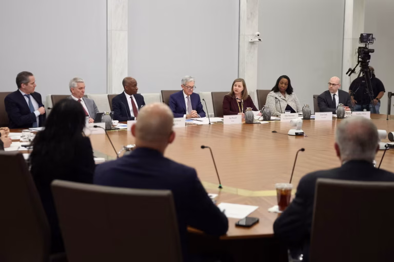 Les États-Unis envisagent d'assouplir la réglementation bancaire pour stimuler l'économie.