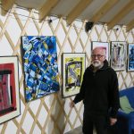 Lot : un artiste pratique la peinture à la cuillère pour créer ses œuvres