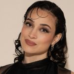 Camélia Jordana porte une robe fendue à 720 euros de jeunes designers sur le tapis rouge