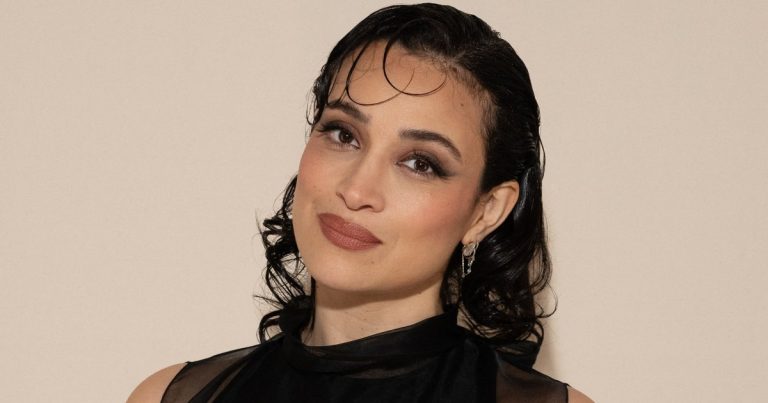 Camélia Jordana porte une robe fendue à 720 euros de jeunes designers sur le tapis rouge
