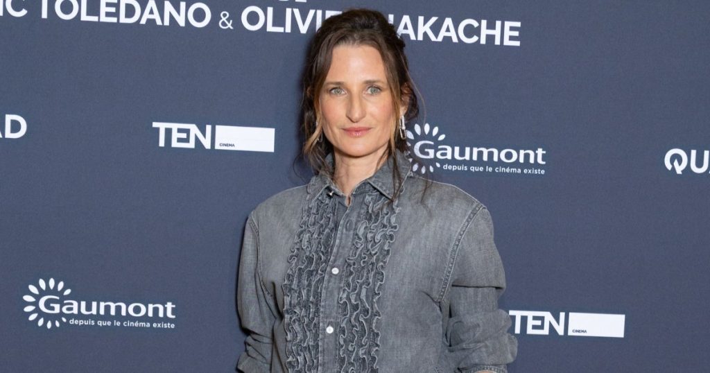 Camille Cottin remet au goût du jour la queue de cheval des années 2000 prisée par les millennials