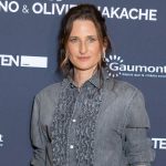 Camille Cottin remet au goût du jour la queue de cheval des années 2000 prisée par les millennials