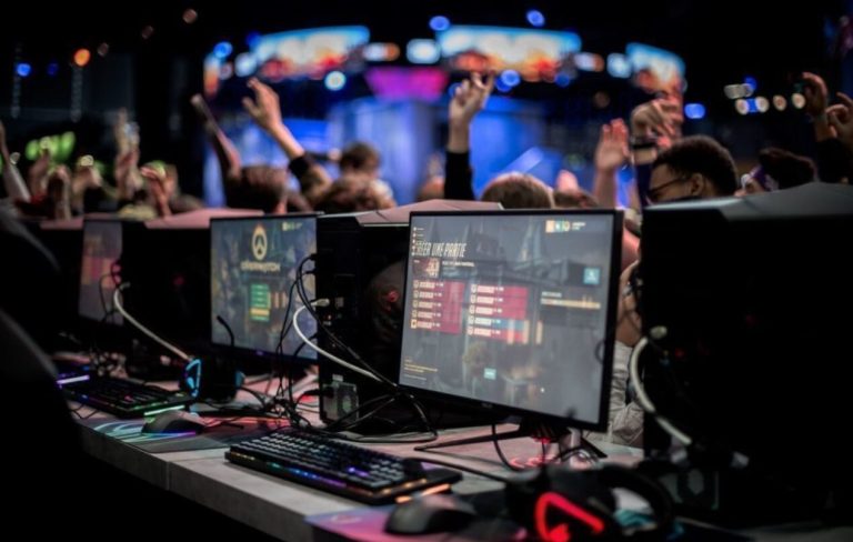 Une compétition de esport football s'invite dans un centre commercial d'Orléans