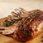 Carré d'agneau pour Pâques : découvrez 2 techniques de cuisson de chefs renommés.