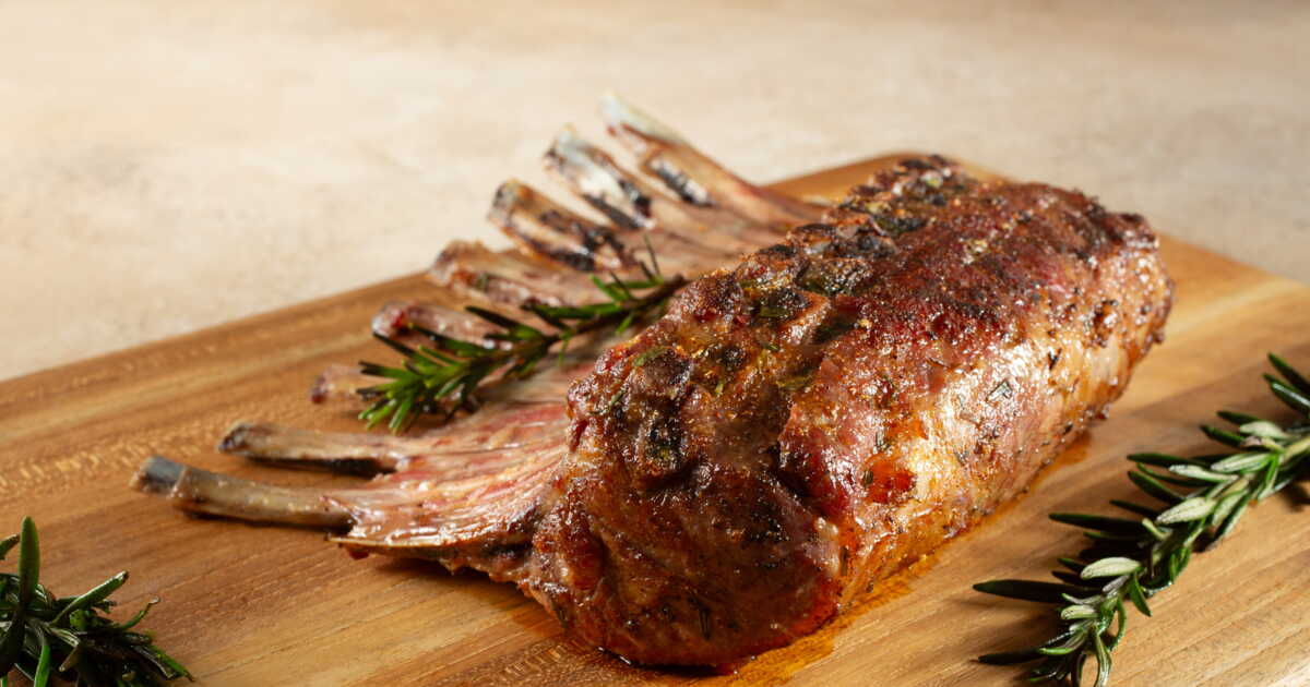 Carré d'agneau pour Pâques : découvrez 2 techniques de cuisson de chefs renommés.