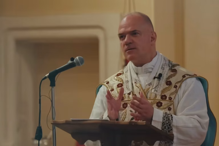 Le Vatican demande à la Fraternité Saint-Pie X de suspendre l'ordination d'évêques.