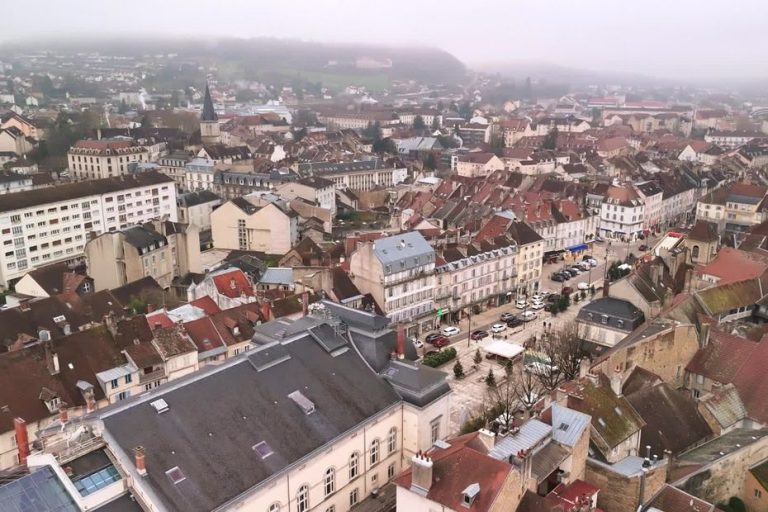 À Lons-le-Saunier, les listes divers centre et divers droite fusionnent, un duel annoncé face au maire divers gauche, mis en difficulté