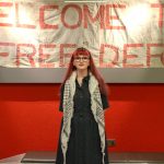 Caitlin Askin, du musée "Free Derry", pose devant une banderole exposée au musée. Derry, 30 janvier 2026.