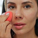 Blush crème : cette erreur avec l’éponge alourdit le visage au lieu de le lifter