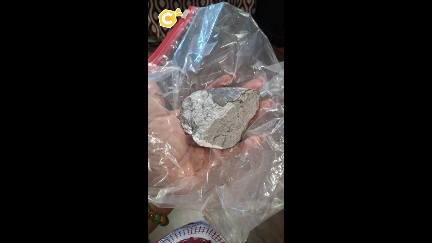 Une météorite s'écrase dans une chambre à coucher en pleine nuit.