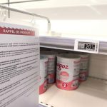 Une affiche annonçant le rappel de produits laitiers pour nourrissons