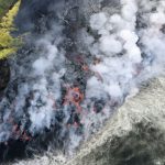 Une coulée de lave du Piton de la Fournaise en éruption, à La Réunion, se déversant dans l