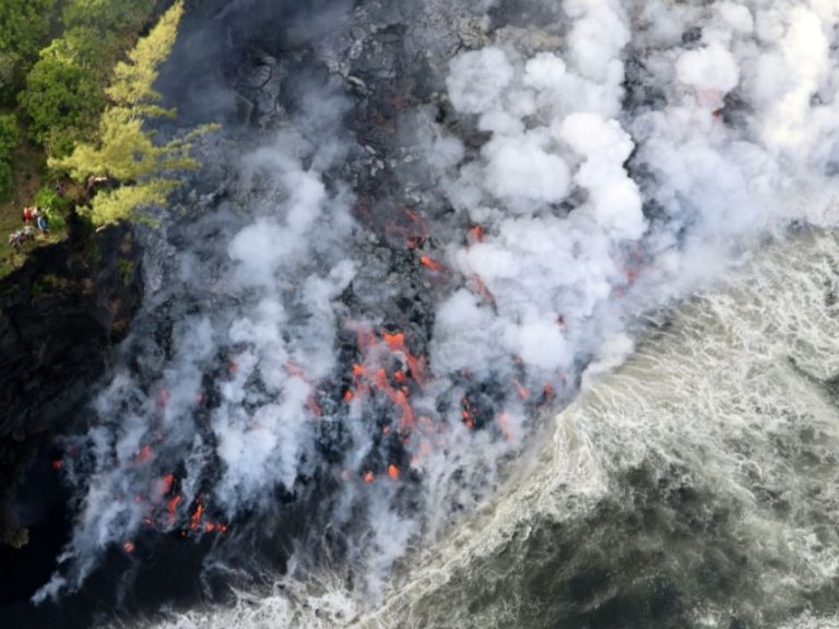 Une coulée de lave du Piton de la Fournaise en éruption, à La Réunion, se déversant dans l