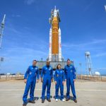 Photo diffusée par la Nasa, montrant les astronautes Reid Wiseman, commandant (g), Victor Glover, pilote (2e g), Christina Koch, spécialiste de mission (2e d), et l
