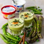 Crème d’asperges et petits pois au fouetté de brebis et piment d’Espelette