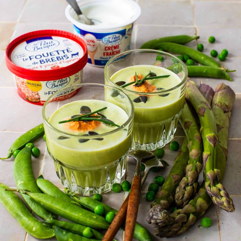 Crème d’asperges et petits pois au fouetté de brebis et piment d’Espelette