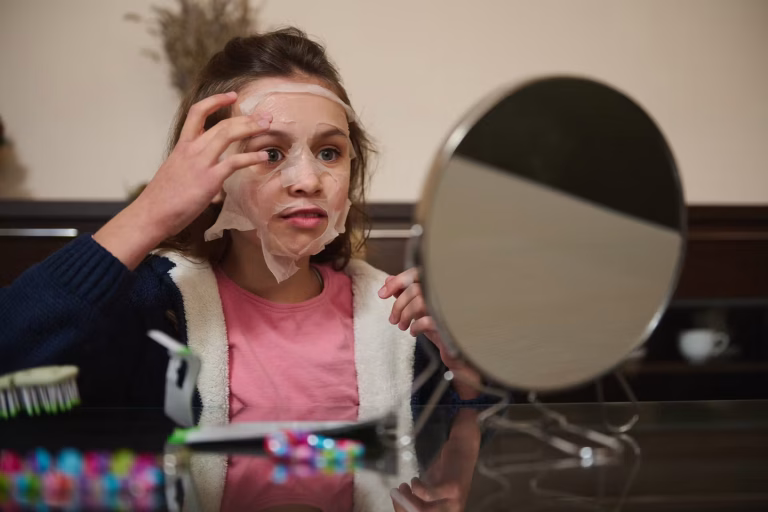 La « skincare obsession » des préadolescentes : jusqu'à dix produits utilisés par certaines.