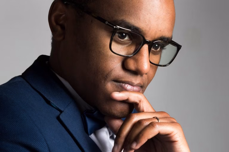 Ferghane Azihari, essayiste libertarien, critique ouvertement l'islam