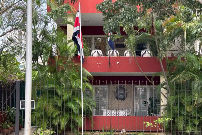 Le Costa Rica ferme son ambassade à Cuba, une décision qui suscite des réactions.