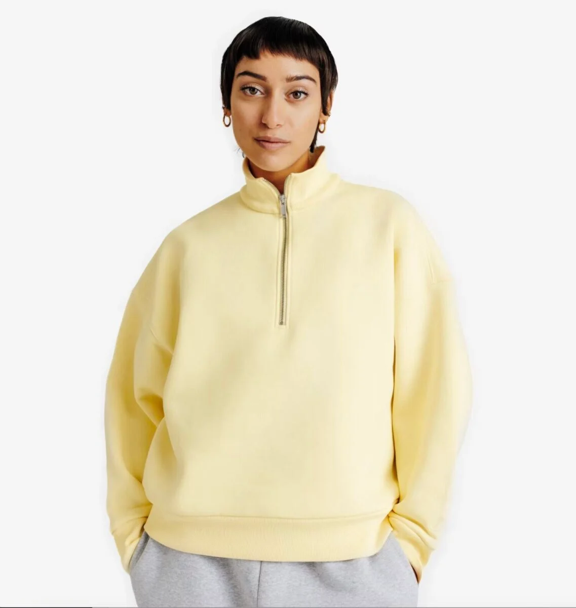 Decathlon frappe fort avec ce sweat jaune pastel ultra confortable qui a tout pour devenir un indispensable ce printemps 2026