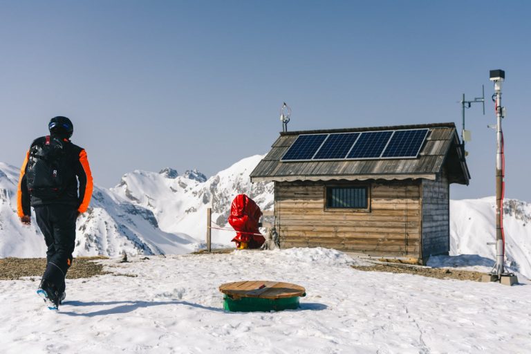 Déclencheurs d'avalanches dans les Alpes : comment la neige est contrôlée pour prévenir les risques