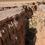 Une faille de 2,5 mètres se déplace en temps réel : images impressionnantes de la Terre qui se fissure