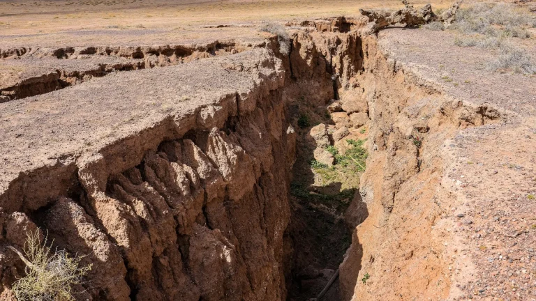 Une faille de 2,5 mètres se déplace en temps réel : images impressionnantes de la Terre qui se fissure