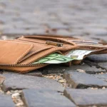 Un jeune rend 23 000 € trouvés sous un banc, la réaction du propriétaire suscite l'étonnement