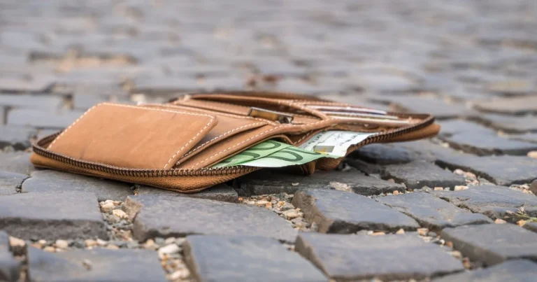 Un jeune rend 23 000 € trouvés sous un banc, la réaction du propriétaire suscite l'étonnement