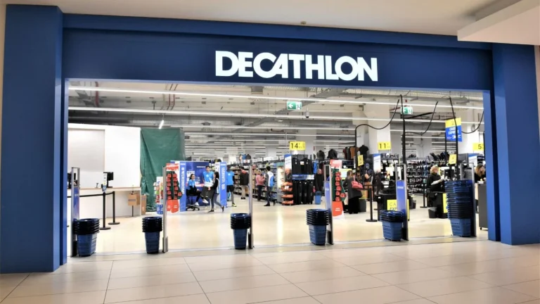 Decathlon présente un sweat jaune pastel confortable, essentiel pour le printemps 2026