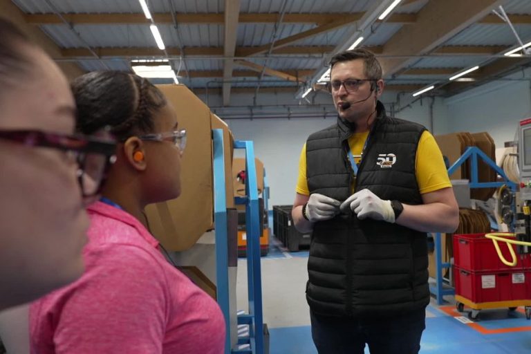 Des journées portes ouvertes pour déconstruire les idées reçues sur l'industrie auprès des jeunes