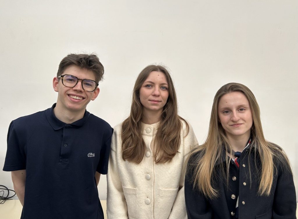 Trois étudiants organisent une porte ouverte du vestiaire de la Croix rouge le 18 mars