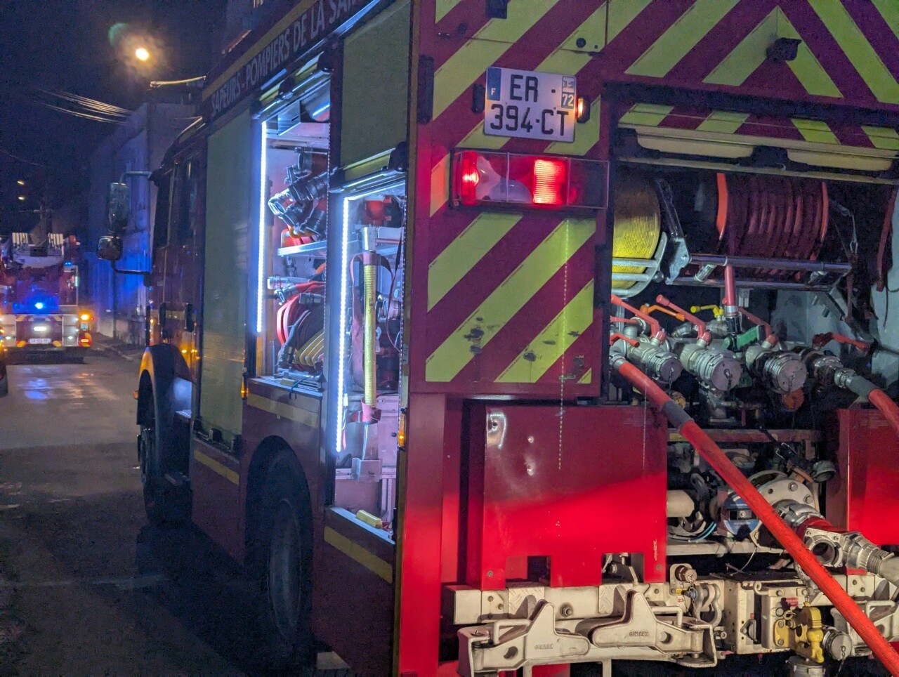 Incendie dans une maison d'un quartier résidentiel au Mans, près de la voie ferrée