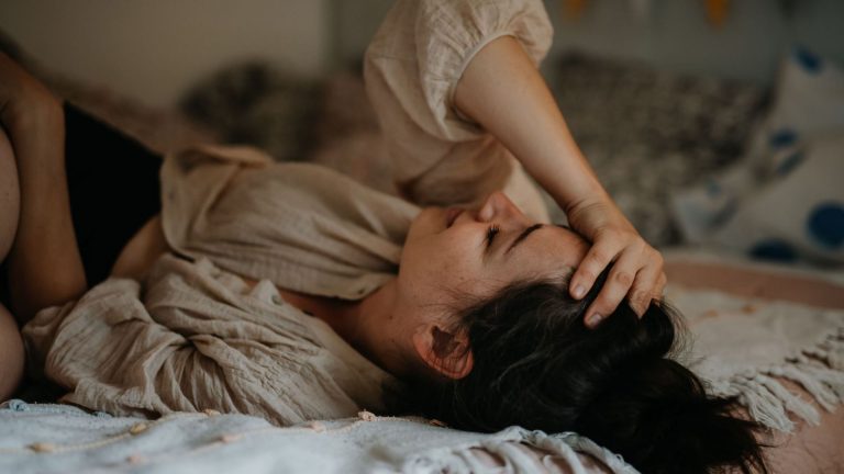 Un toit contre des faveurs sexuelles : enquête sur un phénomène tabou en Belgique - RTBF Actus