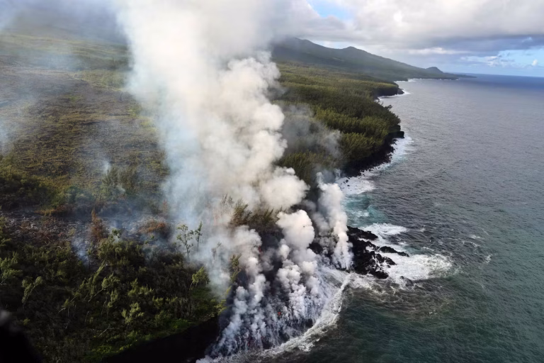 À La Réunion, la « laze » : une fumée toxique de la lave se déverse dans l’océan.