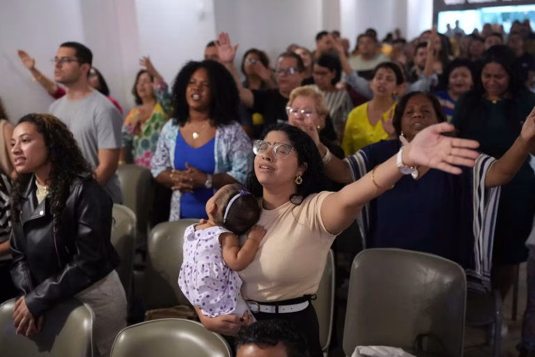Au Brésil, les églises évangéliques se modernisent pour séduire la jeunesse connectée