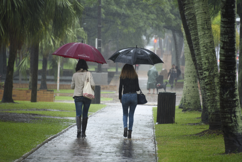 Météo : coup de vent, fortes pluies et houle, la Nouvelle-Calédonie sous vigilance orange