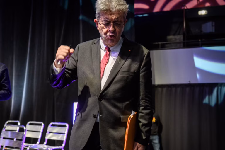 Jean-Luc Mélenchon présente ses excuses face aux critiques et à la pression