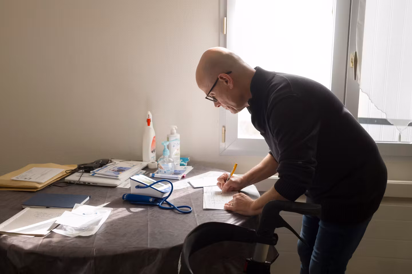 « J’ai plus confiance en lui qu’en les médecins : une journée avec un infirmier à domicile »