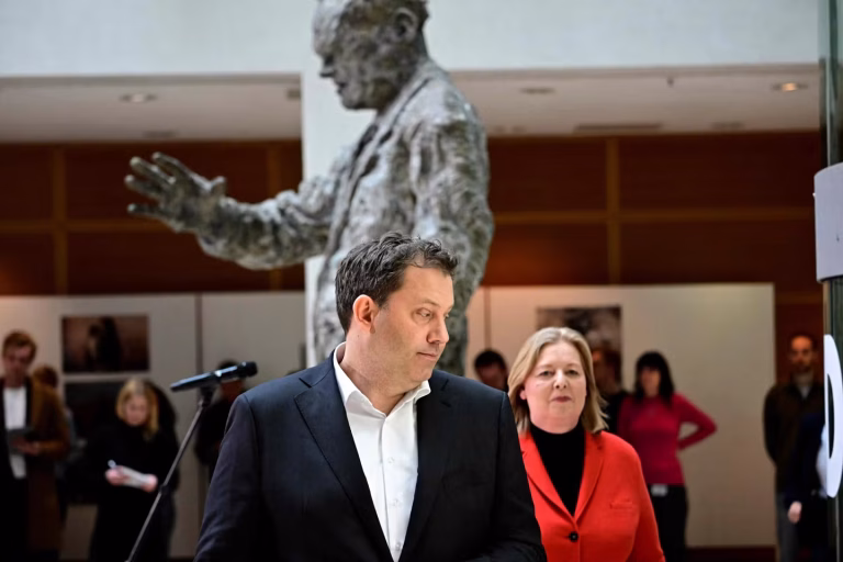 En Allemagne, le SPD adopte un tournant social-libéral suite à sa défaite électorale